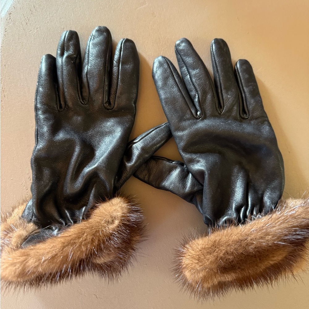 Neiman Marcus Elegant Black Leather Gloves with Fur Trim - cashmere lined
